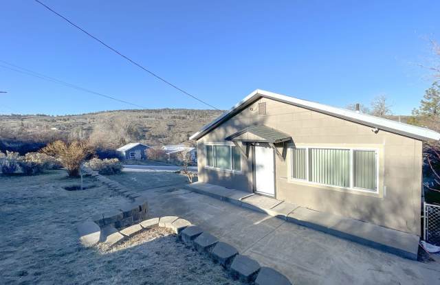 MOVE IN READY! 3 Bedroom, 2 bath Multi-Level House *PENDING* - 101 Lincoln Street, Klamath Falls, OR 97601