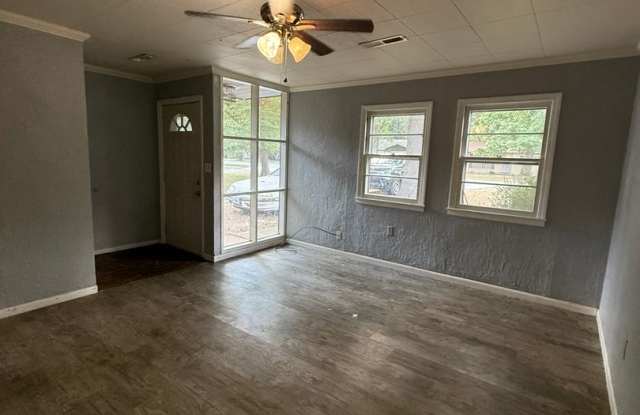 Two bedroom/One bath/one car garage/large shop in back Gallery 3