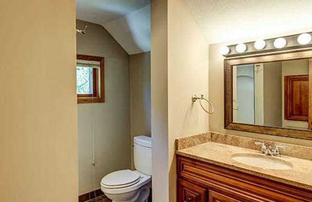 5-Bedroom, 3-Bath House Close to U of M Campus Gallery 4