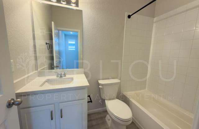 Beautiful Townhome located near Constitution Ave! Gallery 3