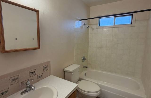 2-Bedroom Home with Garage Near Sky Lakes and OIT Gallery 3