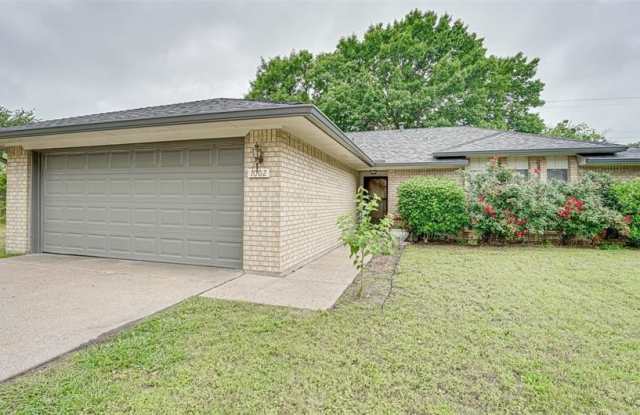 1002 Savannah Drive - 1002 Savannah Drive, Ennis, TX 75119