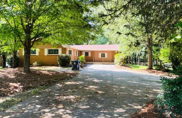 Cute cottage! 3 bed, 2 full bath, large bonus room, hardwood flooring, stainless appliances, large deck, ceiling fans, covered porch, must see! photos photos