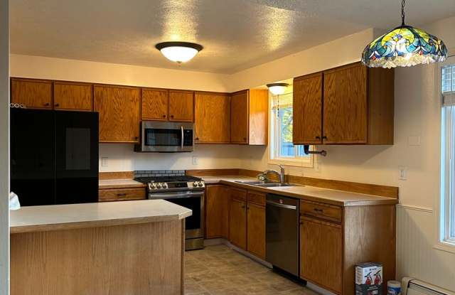 3Bed, 1Bath Ranch Style Single Family Home| HUGE BACKYARD W/ GARDEN BEDS! Gallery 1