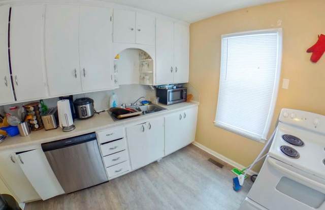 Just 5 Blocks from KSU Campus + Pet Friendly + Washer  Dryer! Available August 1st! - 812 Kearney Street, Manhattan, KS 66502