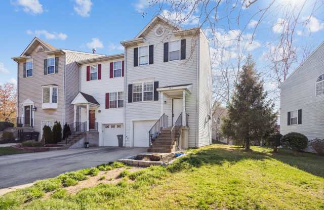Bright 3bd/2.5 ba end unit TH w/ attached garage in Fort Washington! - 5814 Everhart Place, Temple Hills, MD 20744