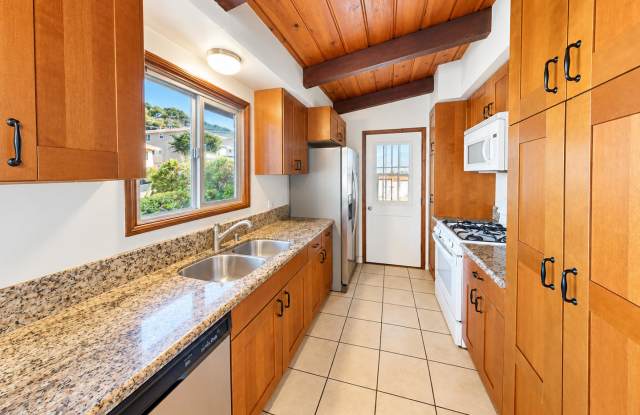 5 Rooms (4BD + Large "Den"), Covered Patio! Gallery 3