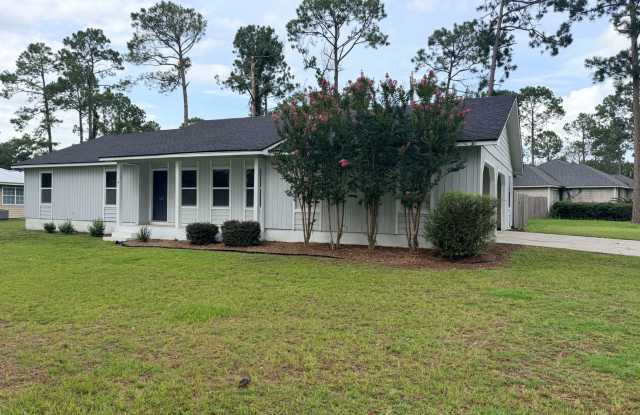 Spacious 3BR/2BA in Lake Park | Screened Porch & Fireplace Gallery 1