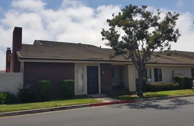 Vey nice 2+2 ground level condo with 2-car garage in a quiet, gated community - 5224 Teton Lane, Ventura, CA 93003