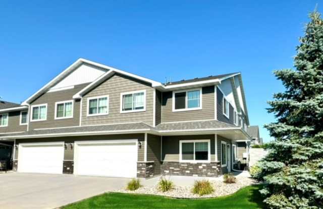Fox Run Townhomes - 604 Castle Pines Drive, Mankato, MN 56001