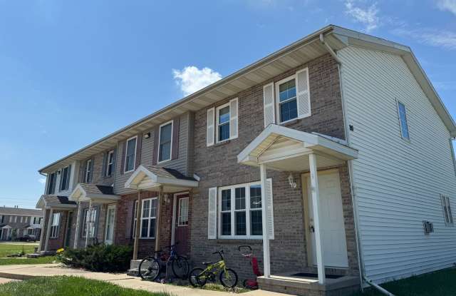 Spacious 3-Bedroom Townhome – East Bloomington - 26 Fetzer Court, Bloomington, IL 61704