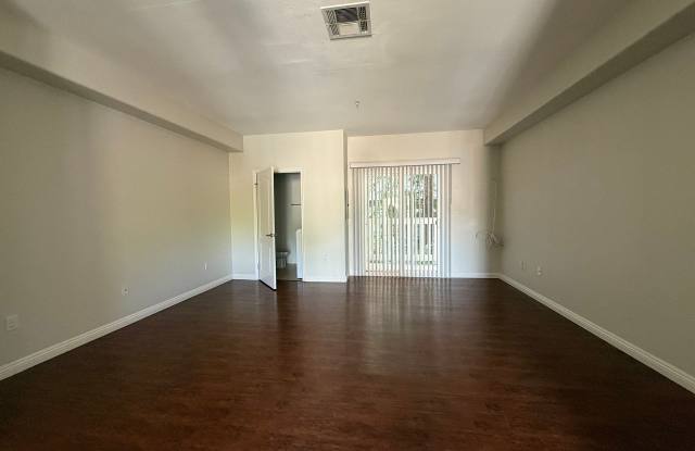 Very large 2 + 2 1/2 townhouse in Northridge photos photos