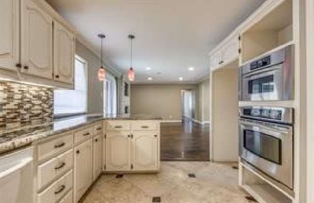 2877 Meadow Port Drive Gallery 4