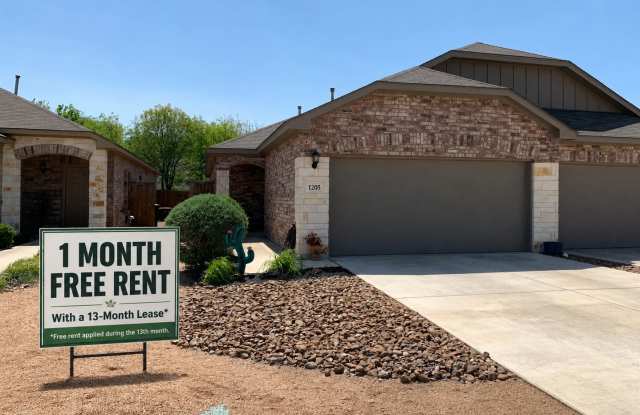 1 Month Free Rent** Walk to Historic Gruene / Fridge / Gas Cooking / Fenced in yard / CISD photos photos