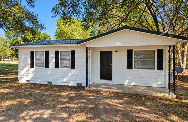 Discover this conveniently located 3-bedroom, 2-bath home in Russellville Gallery 1