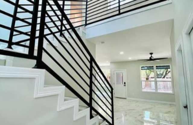 5316 North Crown Point Gallery 4