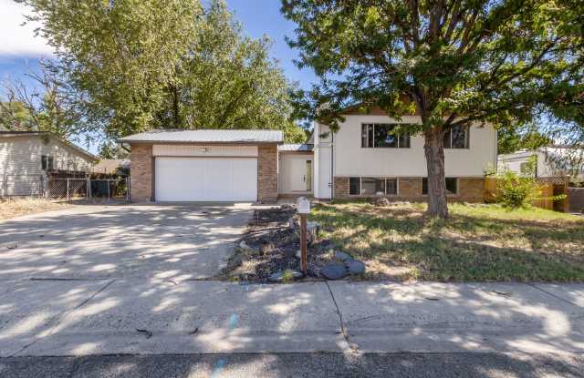 Spacious 5 Bed, 3 Bath with Sunroom Gallery 1