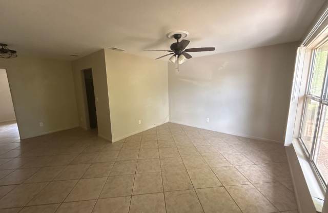 *** NORTH FORT MYERS 3 BEDROOMS\2 BATHS READY FOR A LONG TERM TENANT ** PET FRIENDLY ** DUPLEX ** Gallery 4