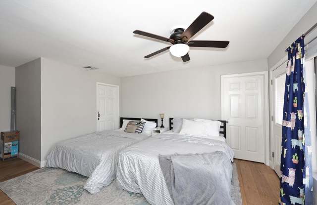 Fully Furnished Remodeled 4 Bedroom / 4 Bathroom Home with spacious back yard & pool in Central Phoenix! photos photos