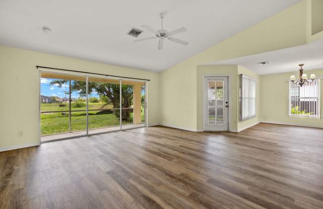 Great location near shopping and schools 3 Bedroom 2 bath with Oversized Den/Media/4th Bedrm Gallery 4