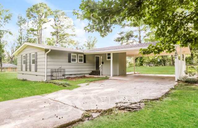 302 Colonial Circle Gallery 2