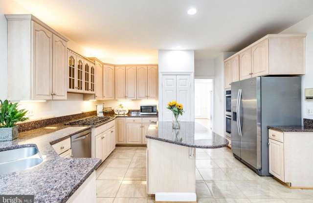 10318 GREENWOOD PL Gallery 3