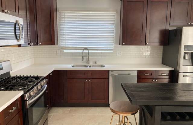 $3,795! Spacious 3-Bedroom, 3-Bathroom Home in Los Angeles! 90047! Gallery 4