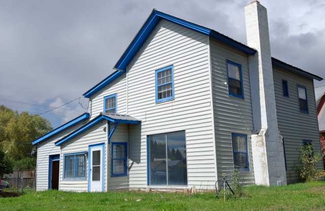 Spacious 4 Bedroom Stand Alone Home Near the college photos photos