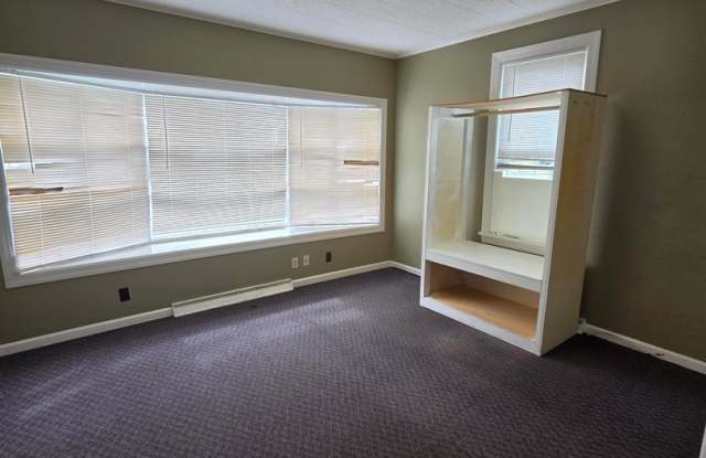 Spacious single family home in the heart of Danbury City Center Gallery 4