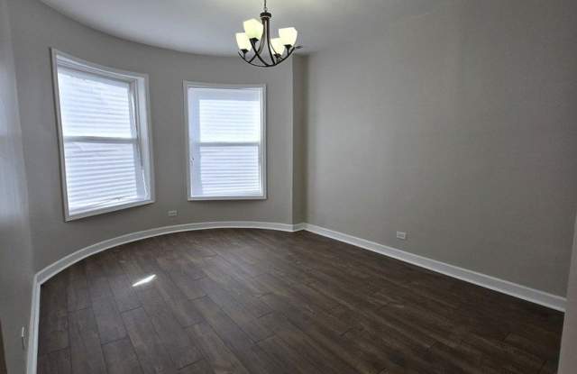 4749 S Prairie Avenue Gallery 2