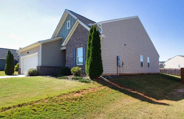 AVAILABLE NOW! 4 Bedroom 2 Bathroom Ranch in Sought After Neighborhood Gallery 3