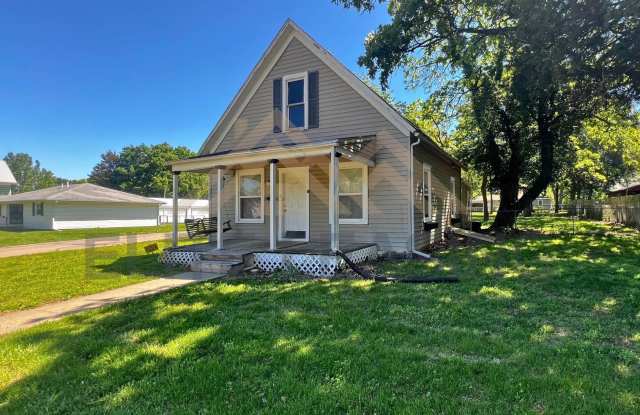 2800 SE Michigan Ave – Cozy 2 Bedroom Home on a Corner Lot! photos photos