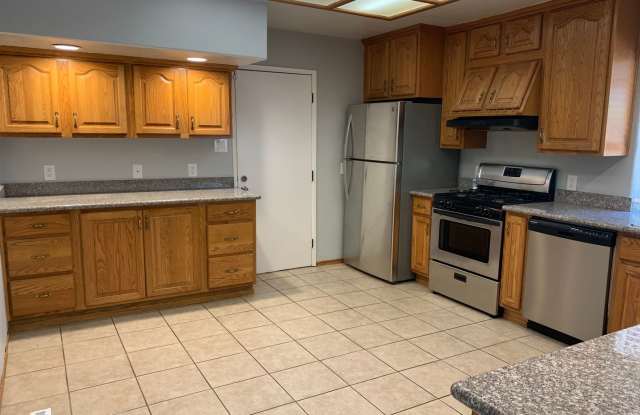 Spacious 4 Bedroom 2 Bath Santa Clara Home w/Covered Patio and Yard Gallery 3