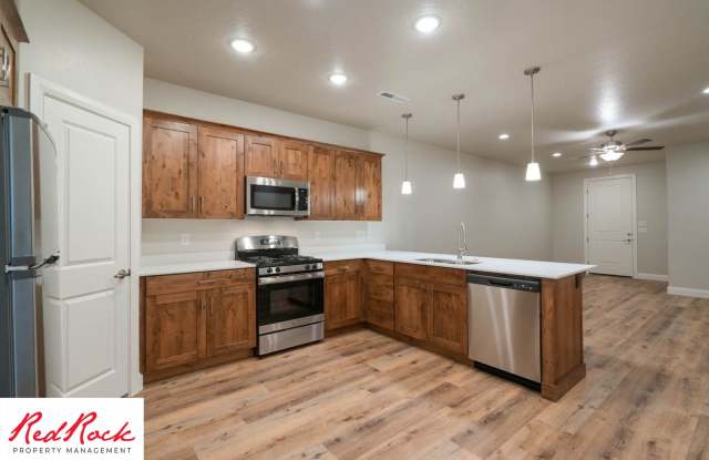 Big Space, Great Place! 4 Bedroom Townhome in Hurricane Heights Gallery 3