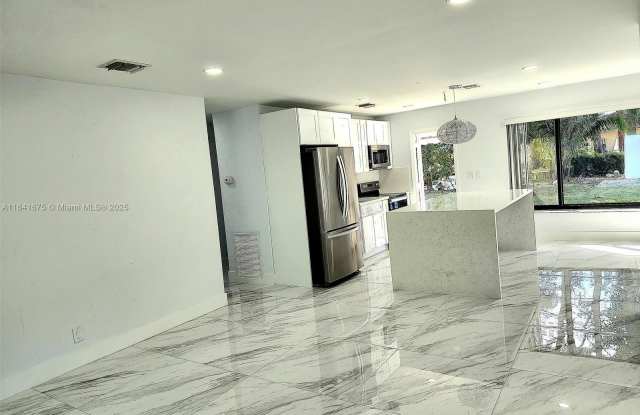 1028 NE 39th St photos photos