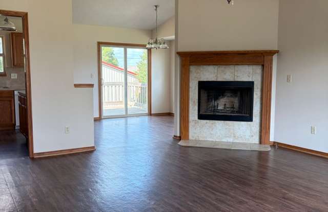 11818 W Wilkinson Ct - 3 Bedroom, 3 Bathroom Home with 3 Car Garage - $1,895 Gallery 4