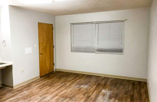 640 Filer Ave W photos photos