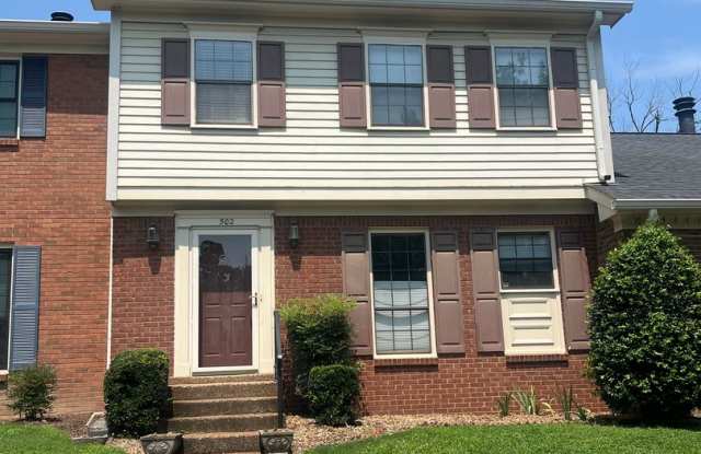 Beautifully Updated Brentwood Pointe Townhome Gallery 1