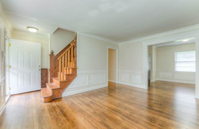 Large 5-Bedroom Home with Hardwood Floors & Fenced Yard Gallery 3
