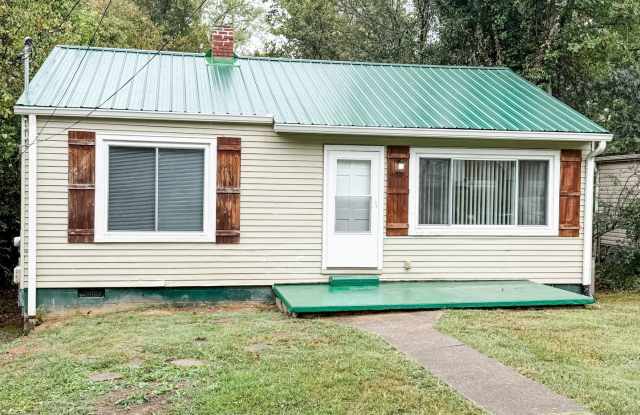 HALF OFF 2ND MONTH RENT IF MOVE IN JANUARY! Charming 2 bedroom, 1 bathroom home located in the heart of East Knoxville photos photos