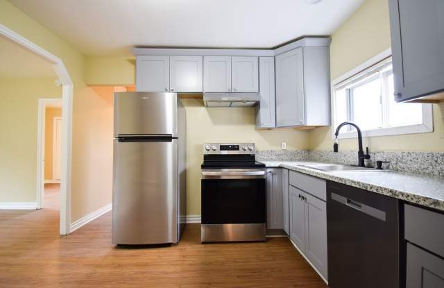 2BD/1BA House with Garage!! Washer/Dryer included! Pets OK! photos photos