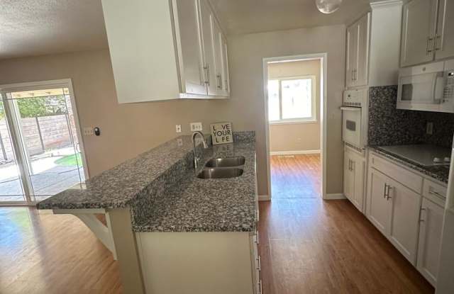 3 Bedroom with Pool! Gallery 4