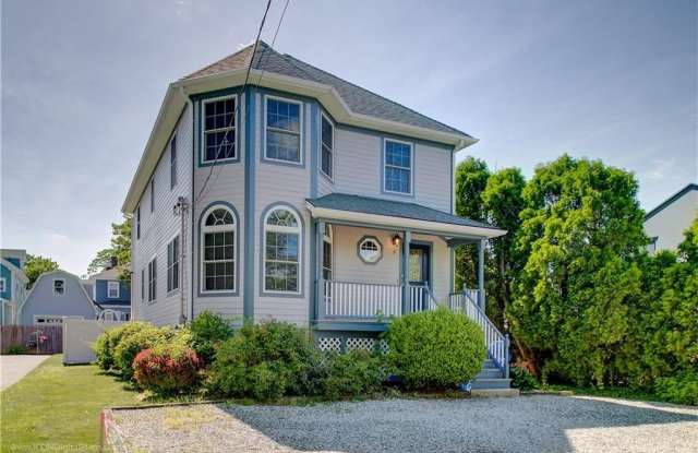 17 Clinton Street - 17 Clinton Street, Newport, RI 02840