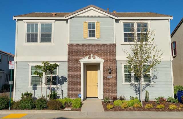 Beautifull Single Family Home in Folsom w/ Solar, Tankless Water Heater, Pool Access, Bonus Room and Built- In Office Space Downstairs! photos photos