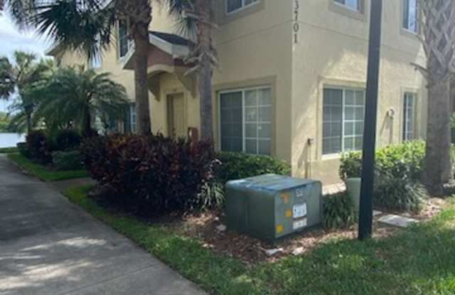 Beautiful 3 Bedroom 2.5 Bath Townhome in Lakeside Village!! Gallery 3