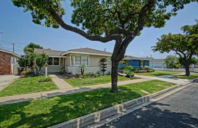 CHARMING, BRIGHT & SPACIOUS HOLLYGLEN 3BR2BA + DEN W/ SPACIOUS FRONT & REAR YARDS, LARGE DRIVEWAY & DETACHED 2-CAR GARAGE W/ WORKSHOP! photos photos