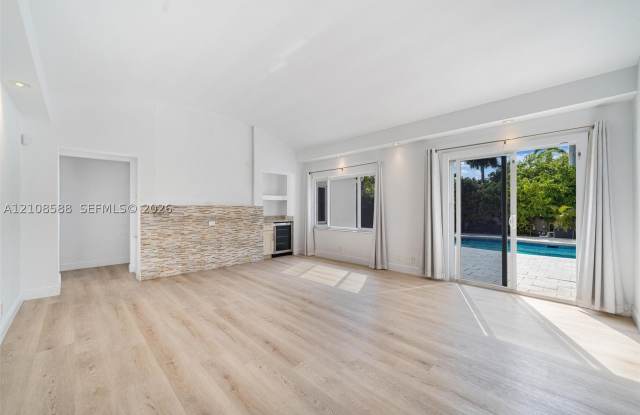 7730 Beachview Dr Gallery 2