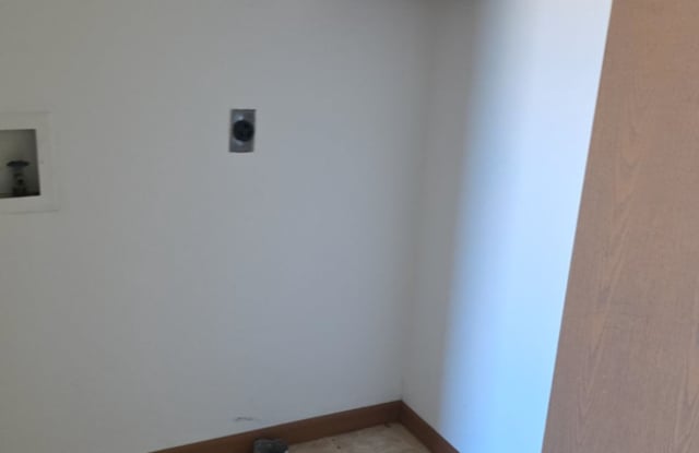 Great 3 Bed 2 Bath 2 Car Garage Flat Duplex- Pets ok! Gallery 4