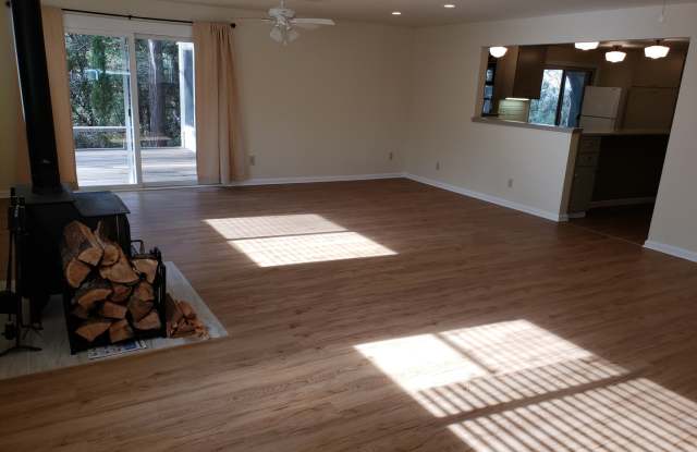 MEADOW VISTA/APPLEGATE HOUSE ON 2 ACRES Gallery 4