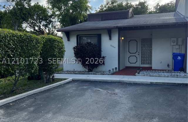 3624 SW 68th Ln Gallery 1